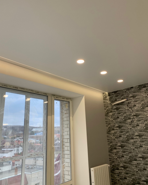 Фото натяжного потолка со скрытой нишей под карниз