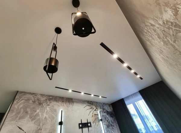 Натяжной потолок в гостиную