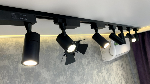 Фото натяжного потолка с трековыми светильниками на кухню