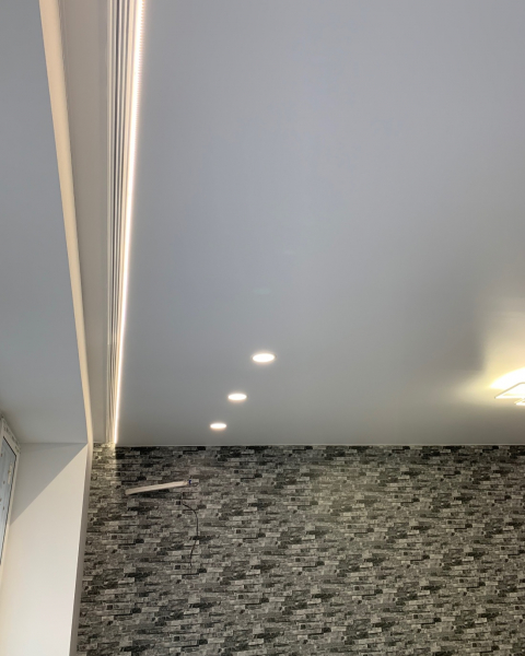 Пример натяжного потолка со скрытой нишей под карниз в гостиную